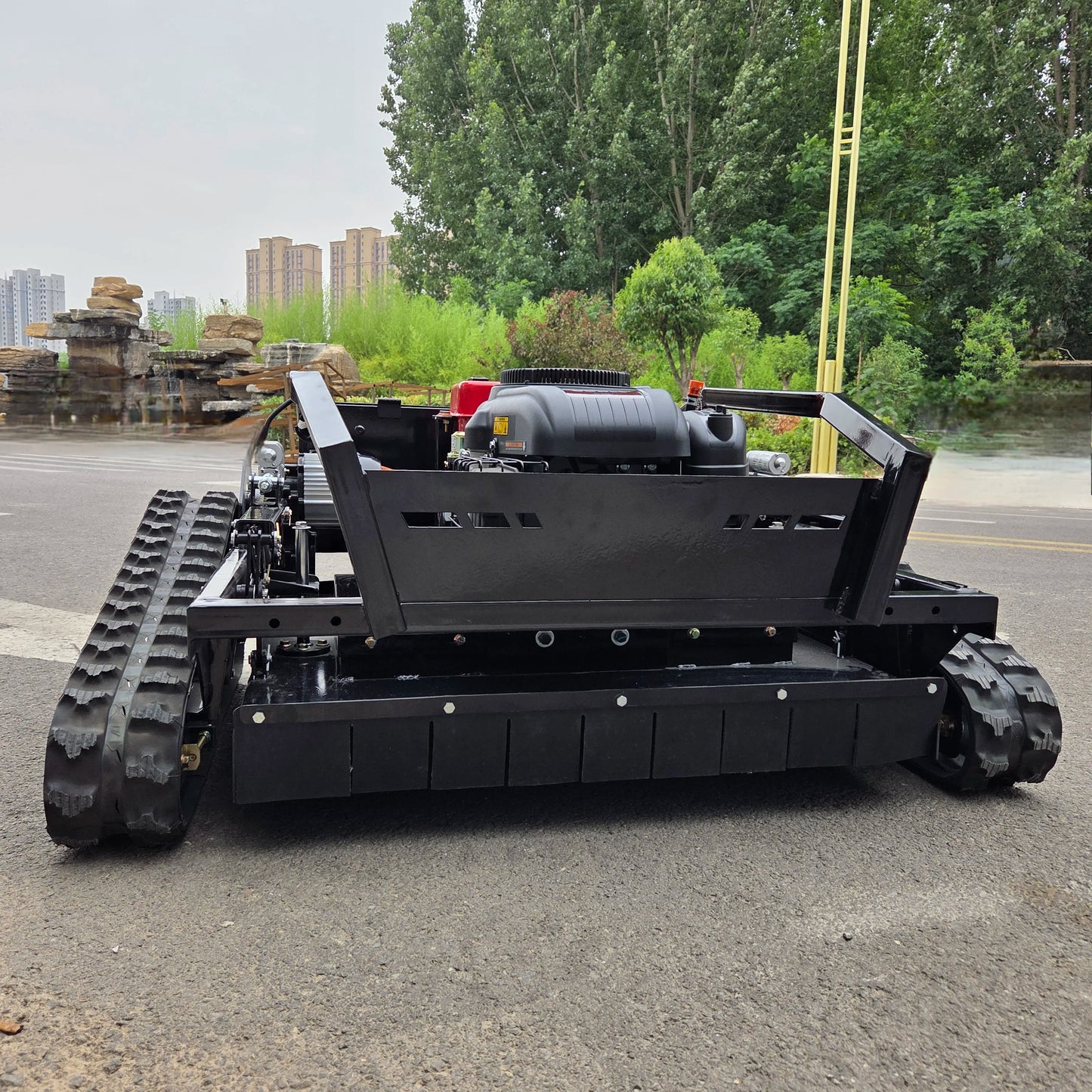 4000㎡/H High-efficiency intelligent remote control lawn mower is easy to operate and can easily cope with complex terrain