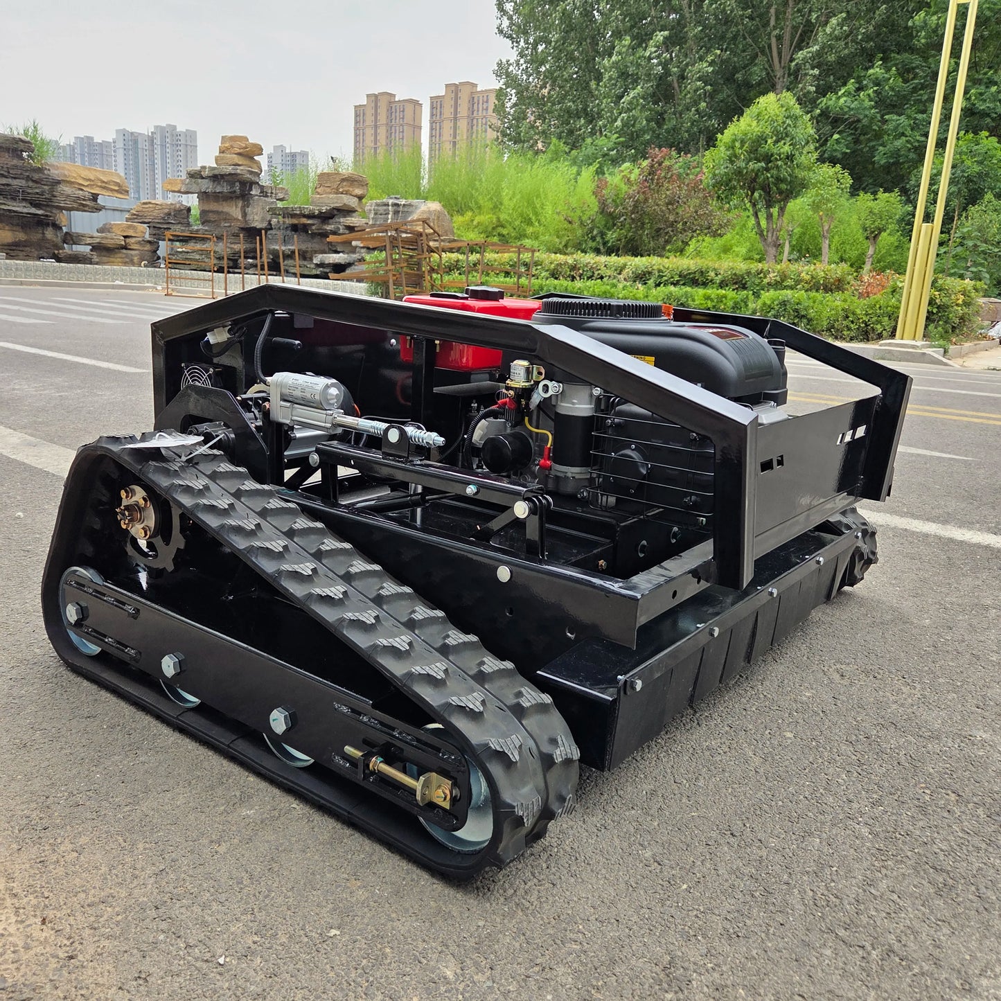 4000㎡/H High-efficiency intelligent remote control lawn mower is easy to operate and can easily cope with complex terrain