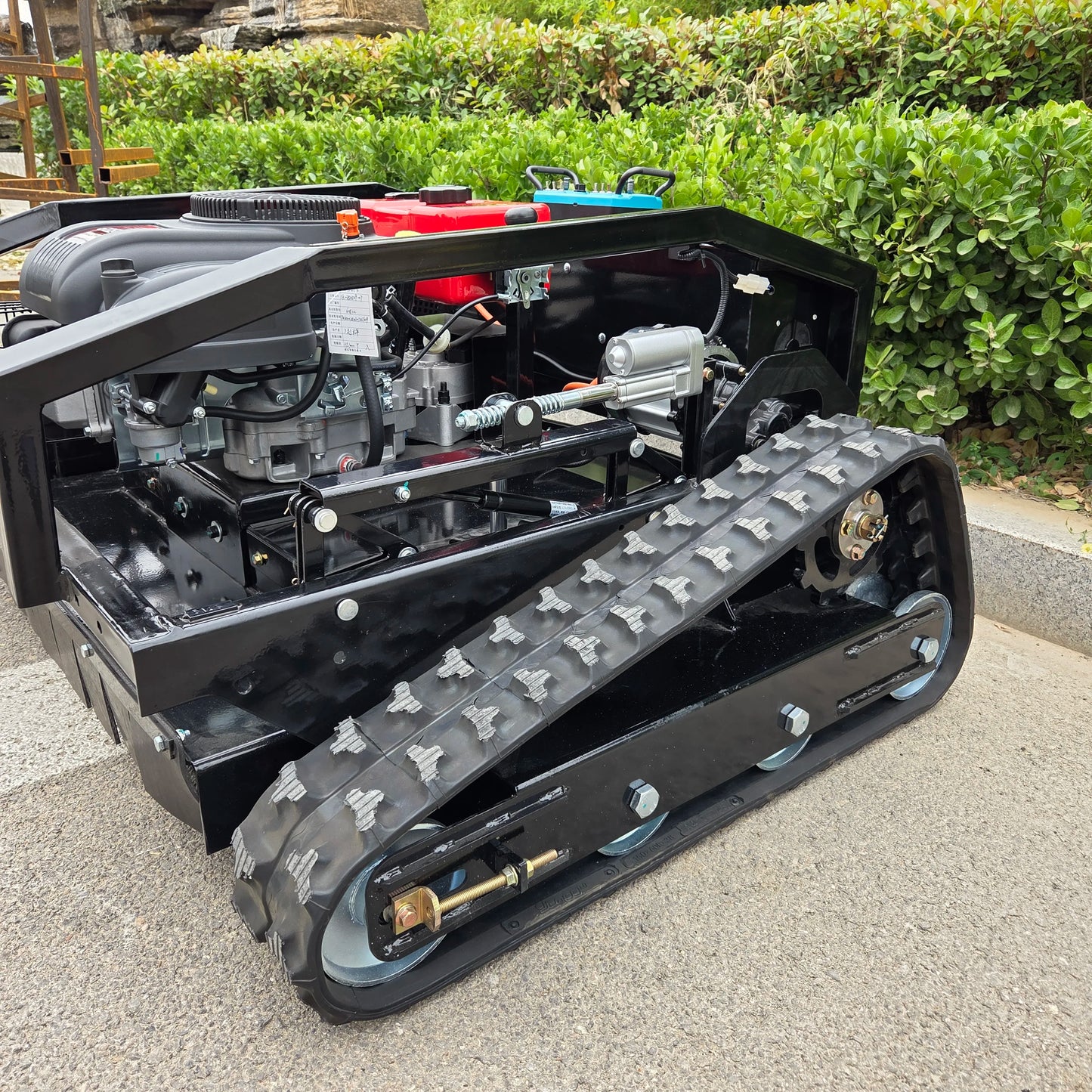 4000㎡/H High-efficiency intelligent remote control lawn mower is easy to operate and can easily cope with complex terrain