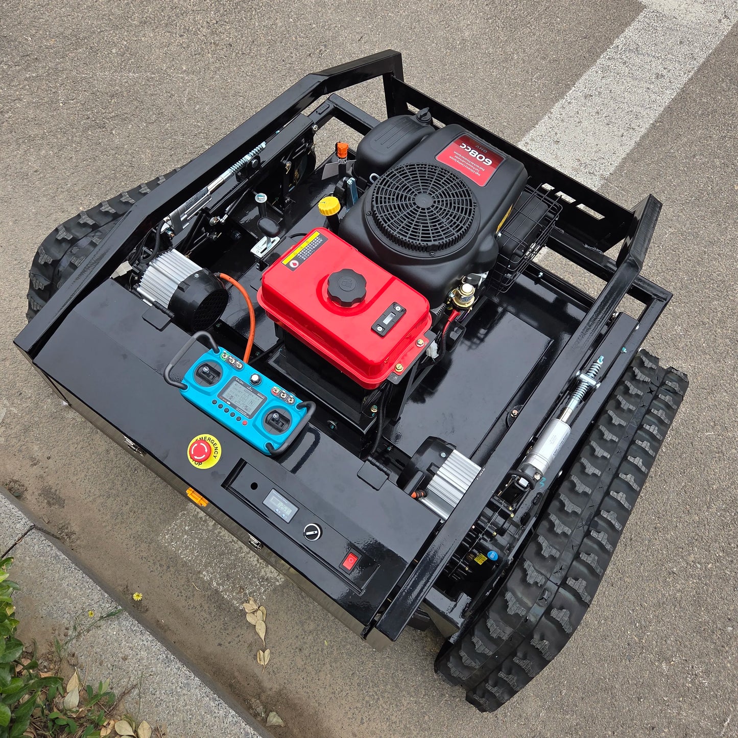 4000㎡/H High-efficiency intelligent remote control lawn mower is easy to operate and can easily cope with complex terrain